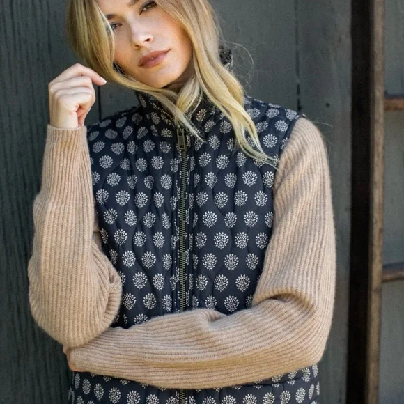 MAREA PRINTED PUFFER VEST - BLACK MINI MEADOW - Picture 3 of 6